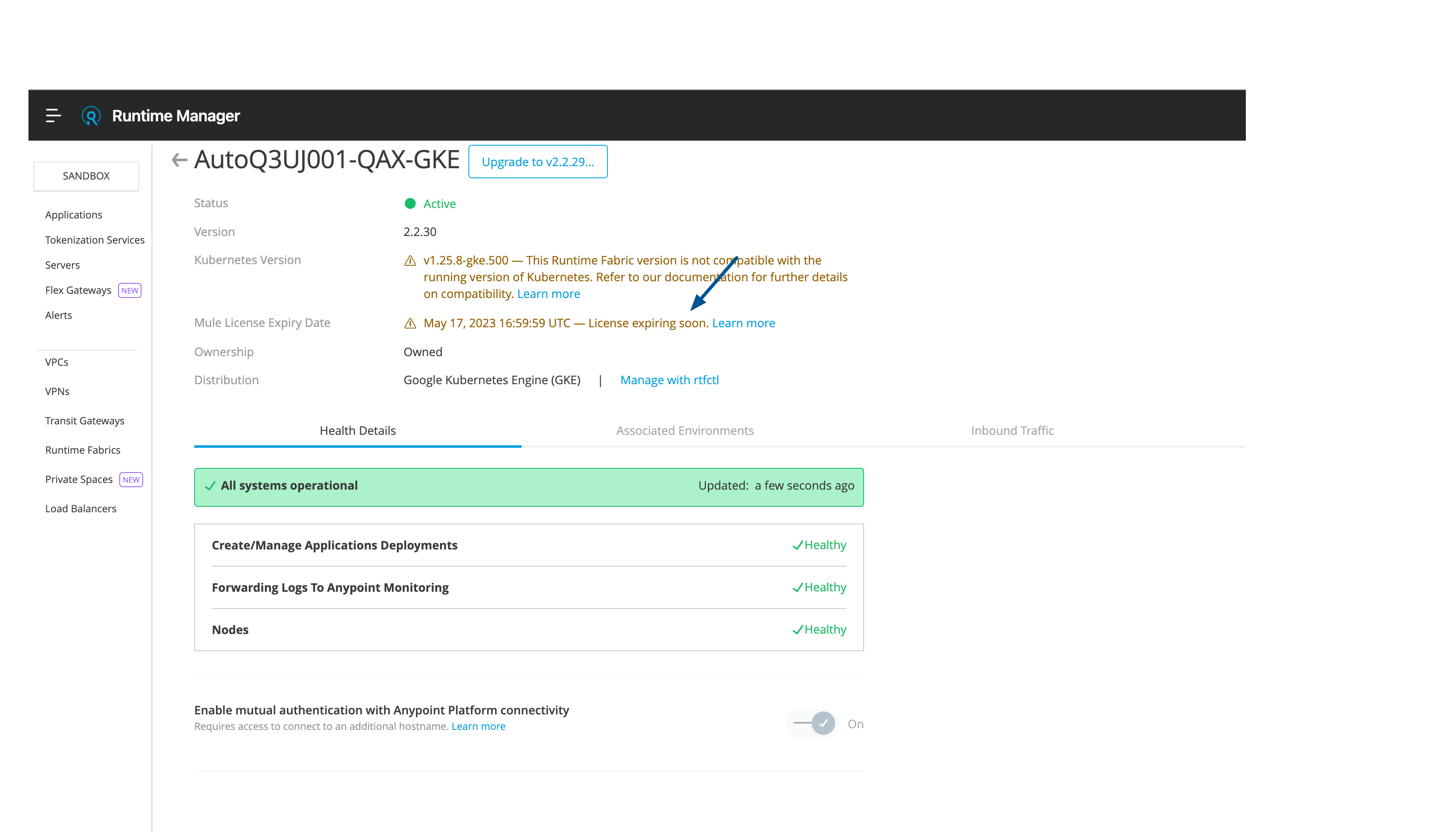 「Mule License Expiry Date (Mule ライセンス有効期限)」 の警告通知が含まれる Runtime Manager UI